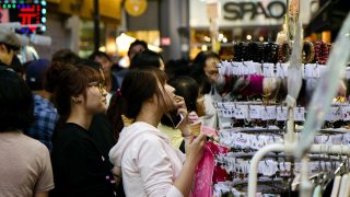 韩国年度现实题材剧情片免费观看，灰蓝色调的都市街道，写实人文风格电影画面